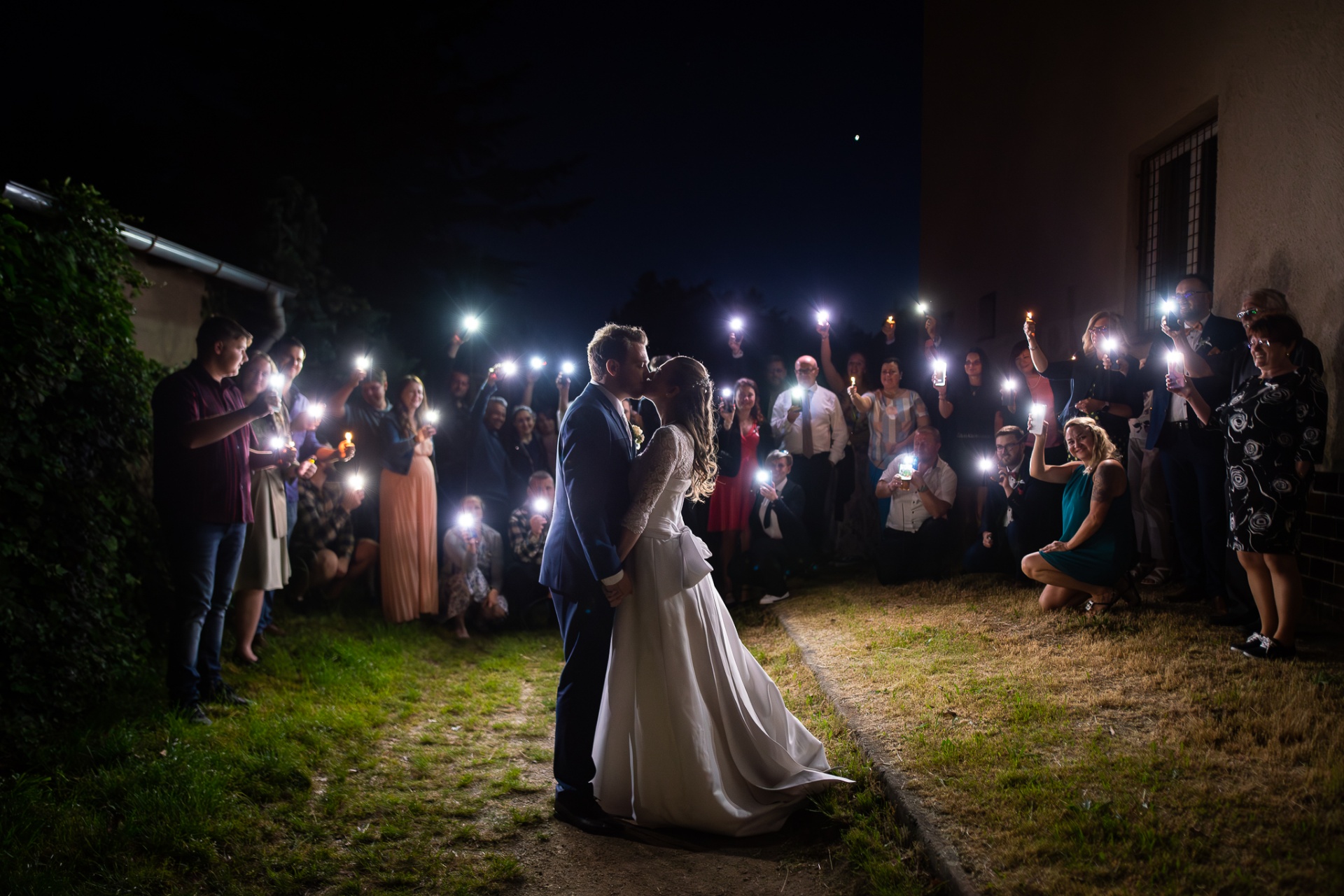 Svatební fotografie - romantický moment novomanželů